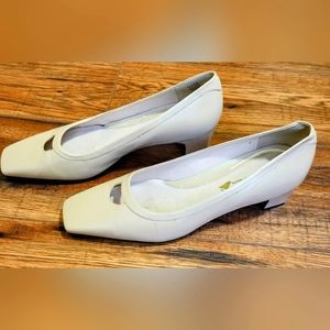 Vintage Easy Spirit Cream Leather 2" Block Heel Pumps Size 8.5 Narrow 2A/4A
